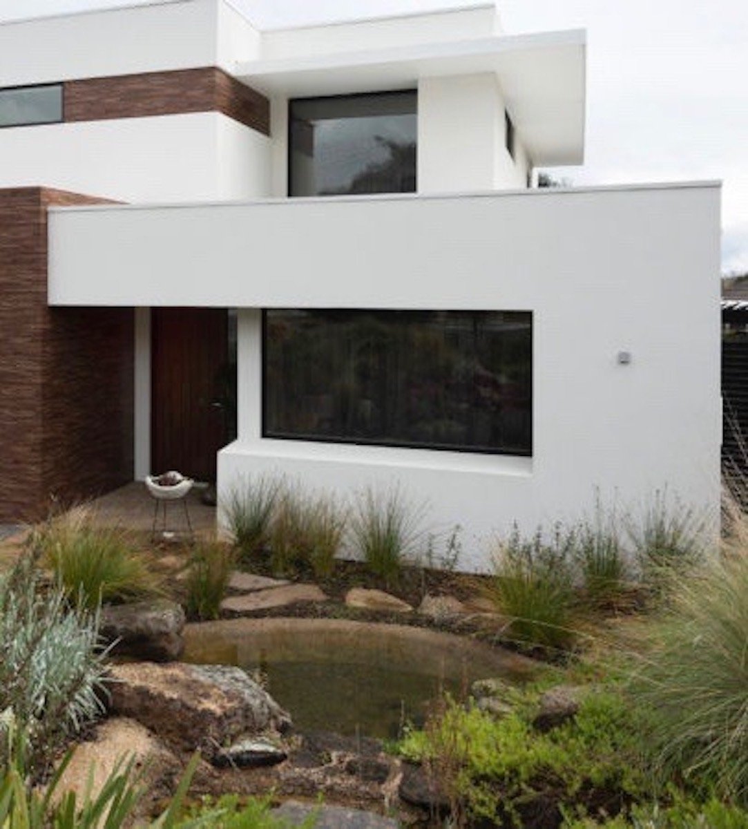 maison design moderne facade blanche bois plante verte jardin tendance écoresponable - blog déco - clemaroundthecorner