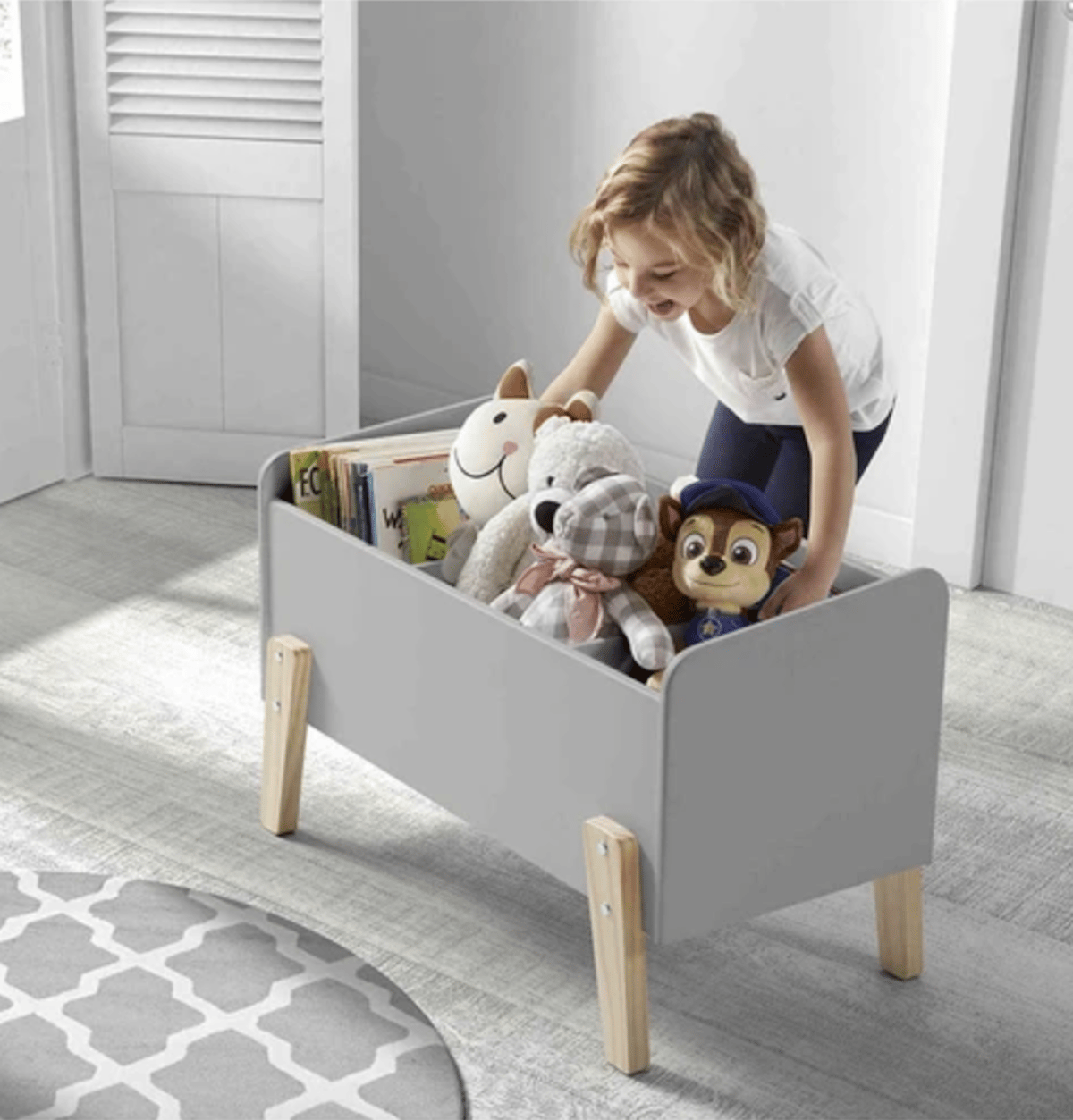 coffre jouet bois tapis rond sol parquet bois peluche livre enfant - blog déco - clematc