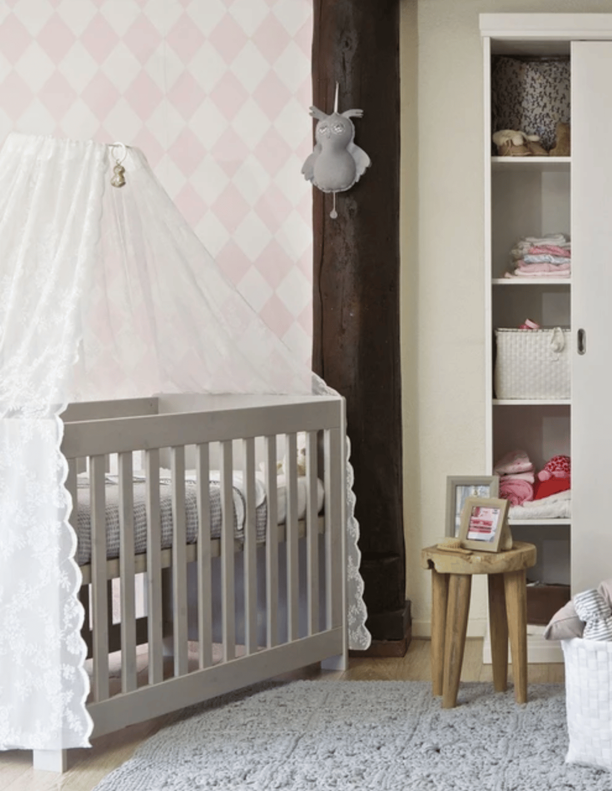 chambre nourrisson bébé lit gris doudou peluche clematc