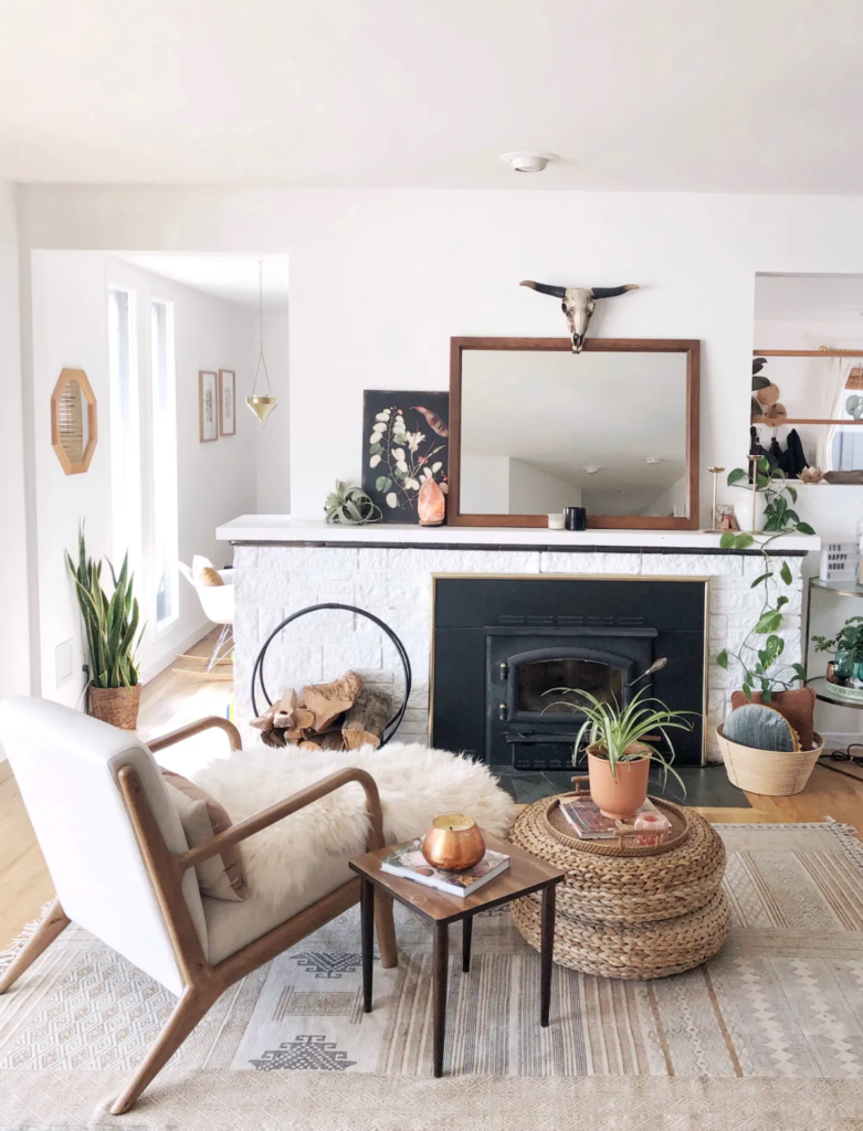 cheminée noir salon fauteuil déco bohème intérieur - blog déco - clematc