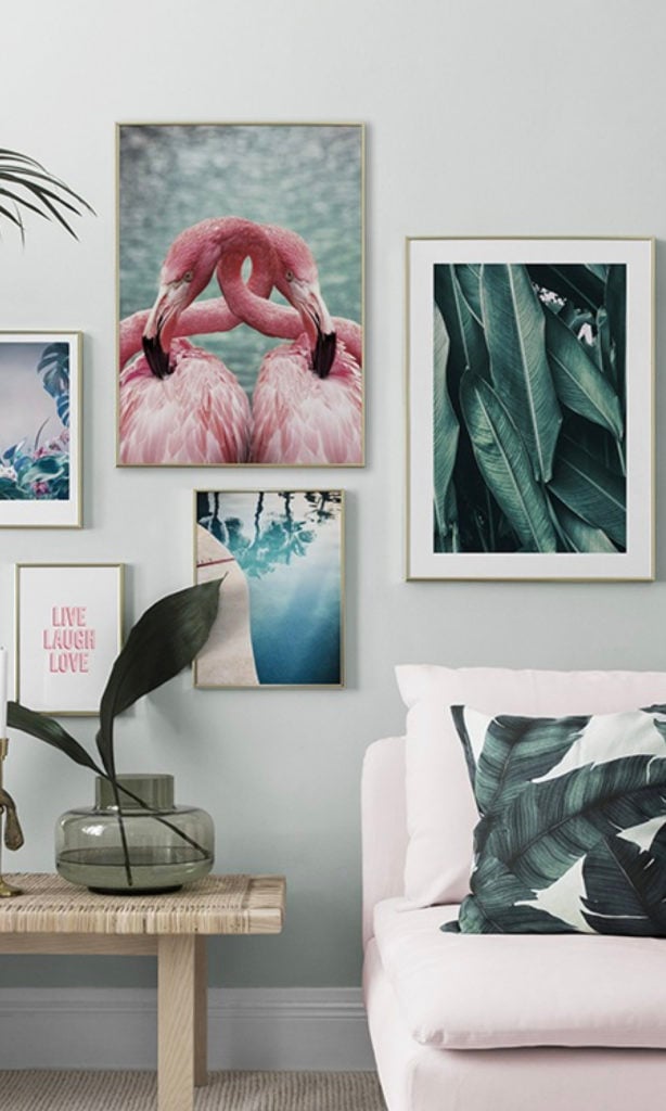 déco murale salon encadrement doré tabouret bois vase feuille canapé rose coussin urban jungle - blog déco - clemarounthecorner