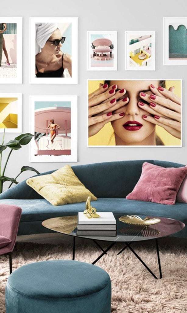 salon canapé vert pouf décoration murale cadres suspendus coussin bicolore photographies - blog déco - clemaroundthecorner