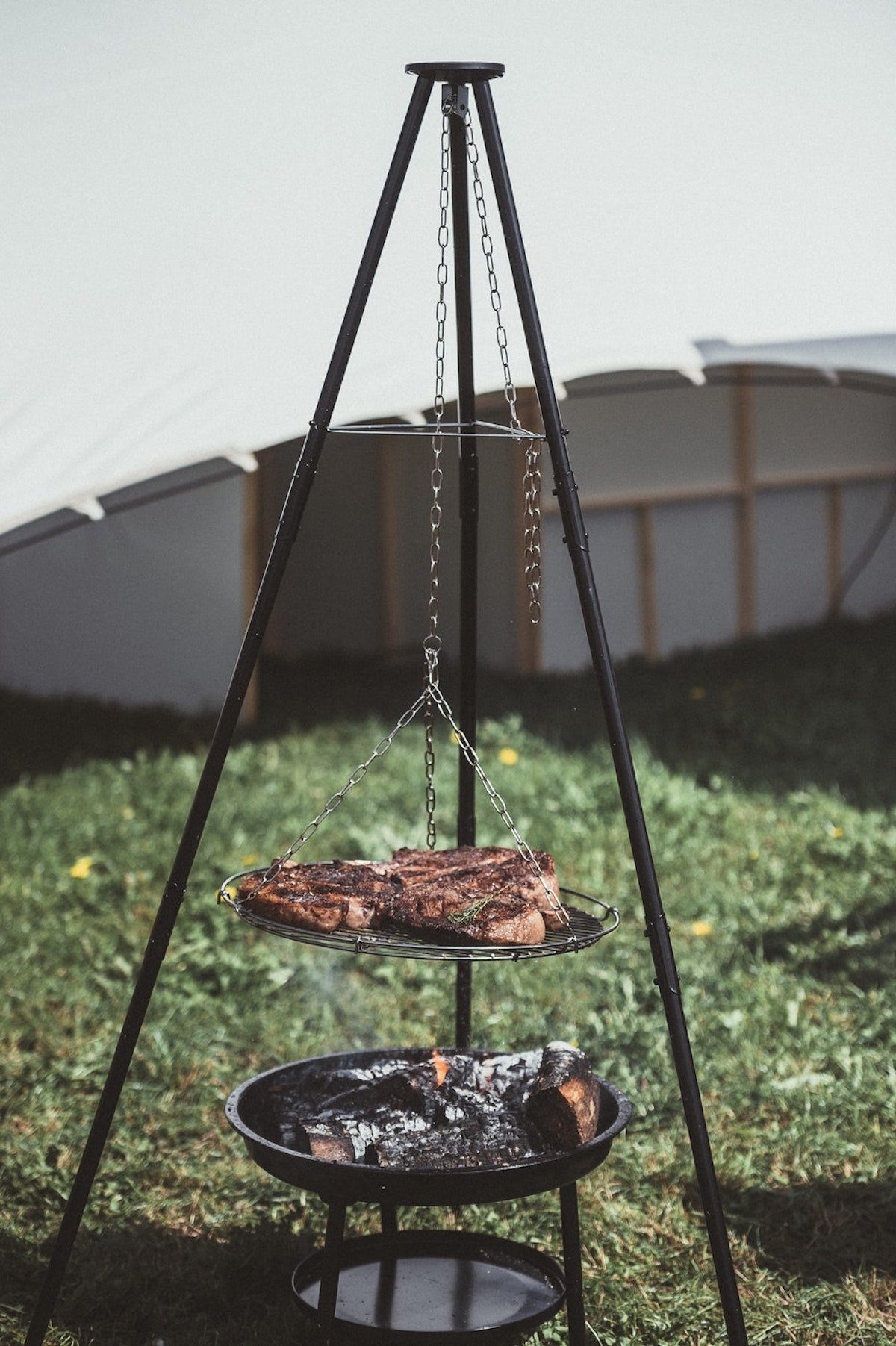 barbecue suspendu extérieur jardin grillade viande steak repas - blog déco - clematc