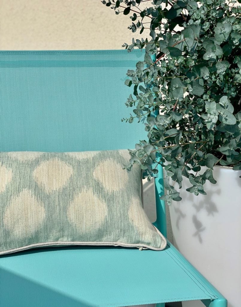 Housse de coussin Moon Janeiro chaise bleu plante verte pot de fleur eucalyptus - blog déco - clemaroundthecorner