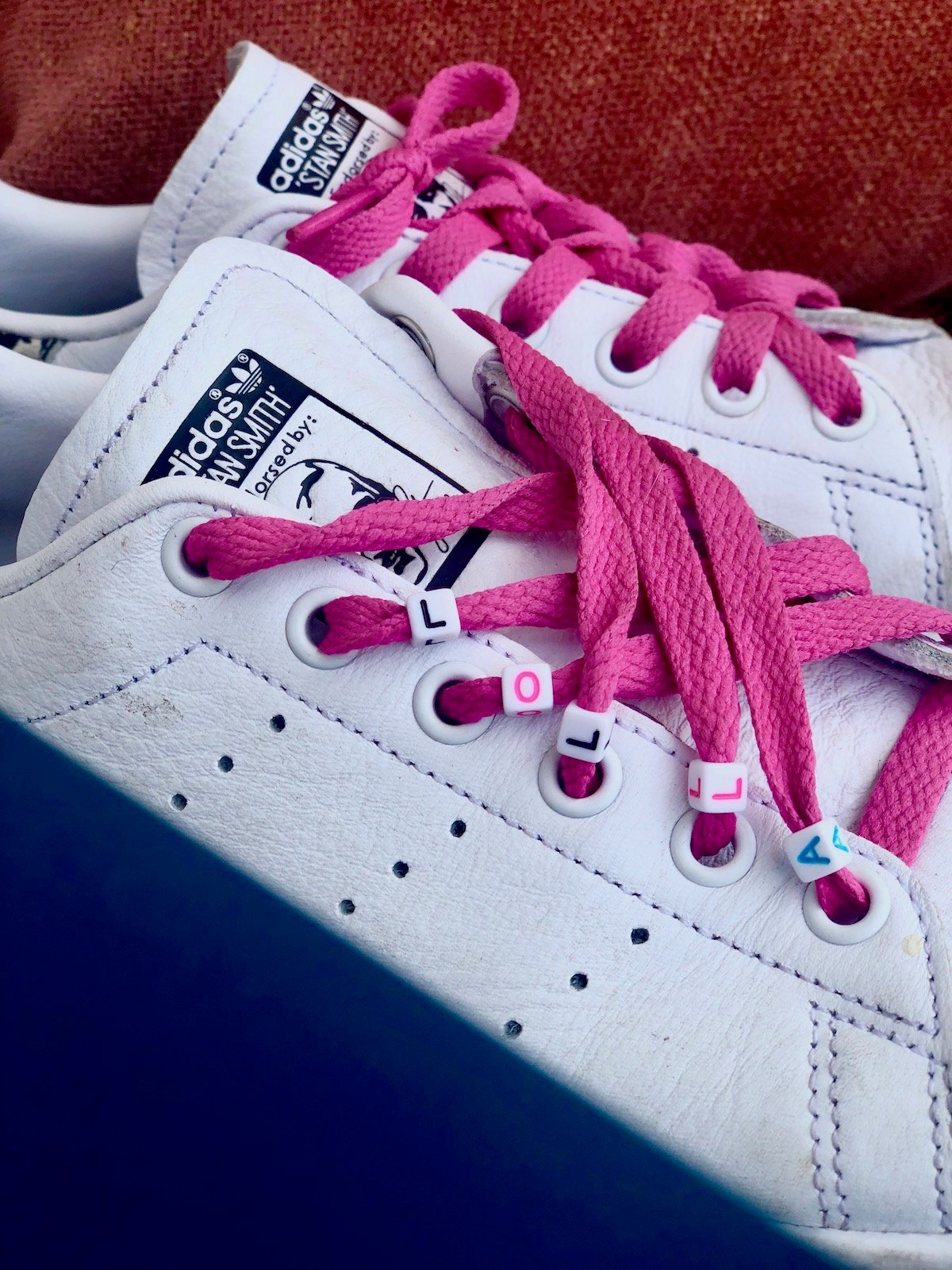 Personnaliser ses chaussures perles lettres lacets rose baskets blanches customiser - blog déco - clematc