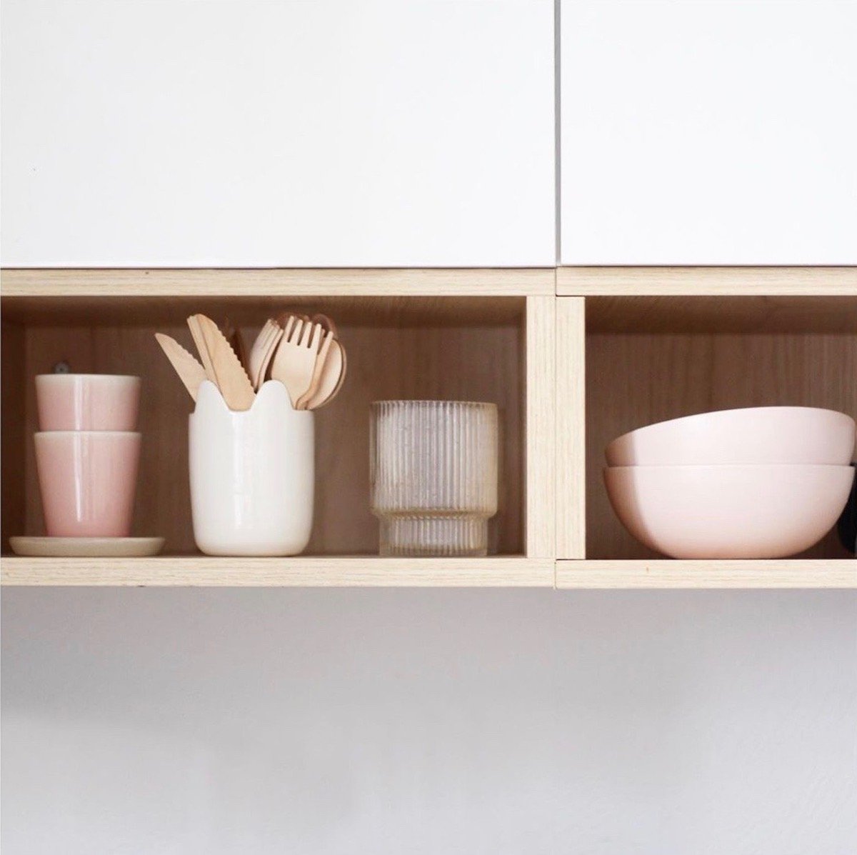 meuble cuisine la loutre scandinave vaisselle rose blanc déco tendance - clemaroundthecorner