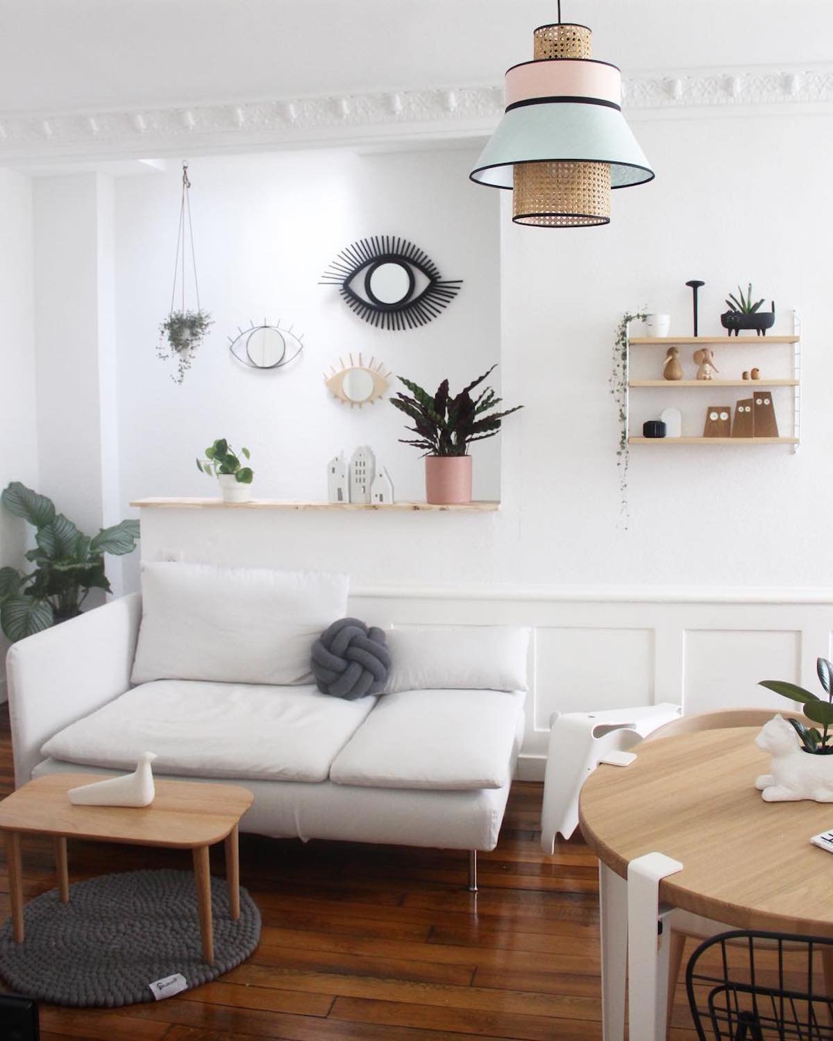 salon lumineux tendance suspension rotin table ronde déco murale oeil rotin - clemaroundthecorner