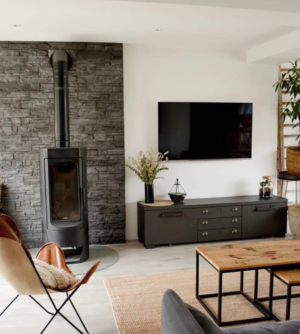 salon tendance industriel meuble métal table basse bois fauteuil cuir Loisel Industry - clematc