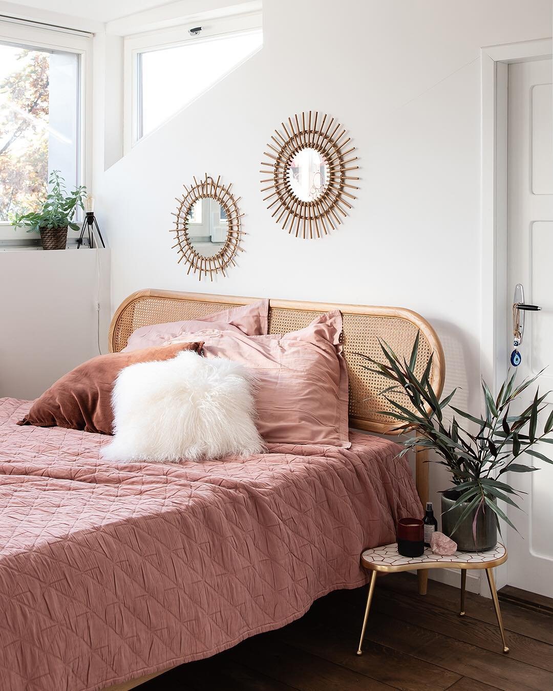 chambre mur de miroir rotin tête de lit cannage drap vieux rose pale