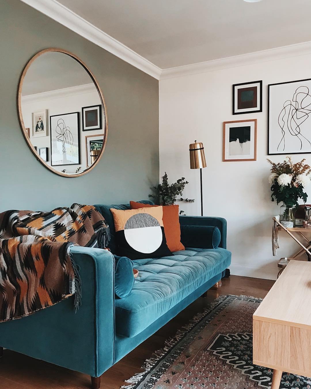 salon canapé velours bleu roi - blog déco - clem around the corner