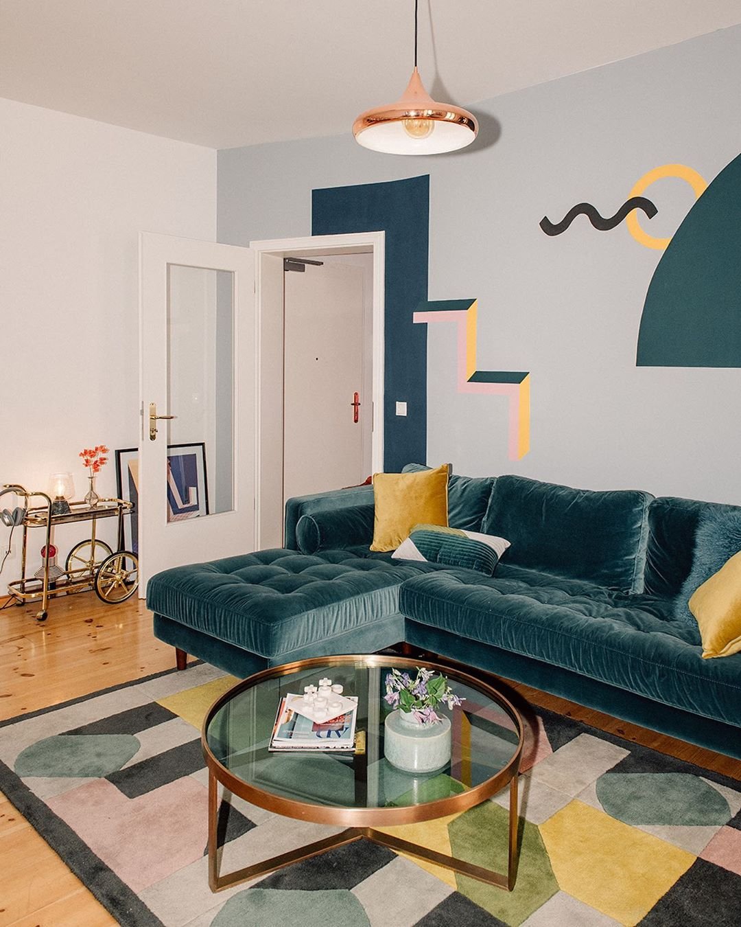 salon canapé bleu canard mur déco papier peint style memphis tapis