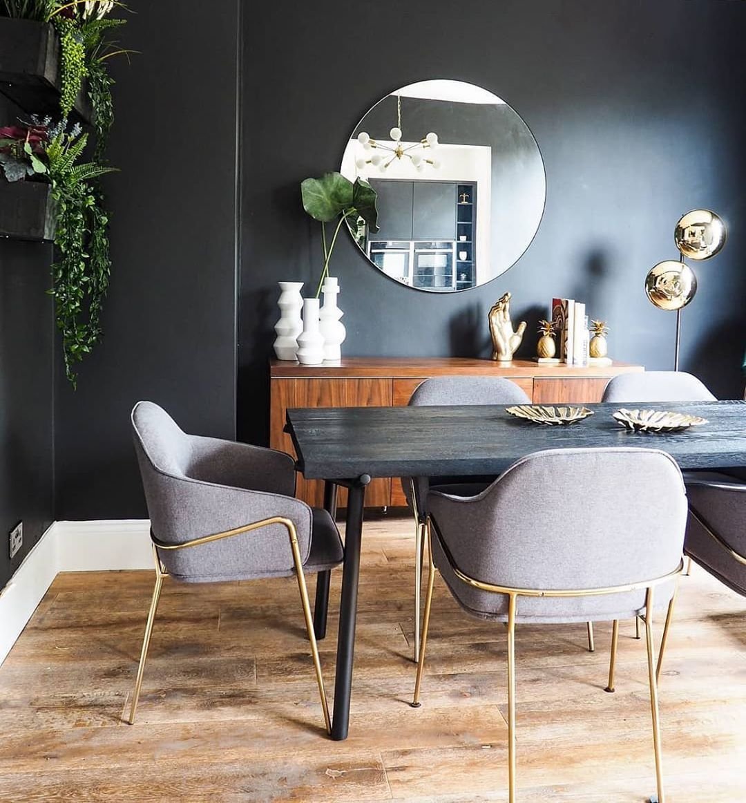 salle à manger séjour mur peinture noir déco doré style