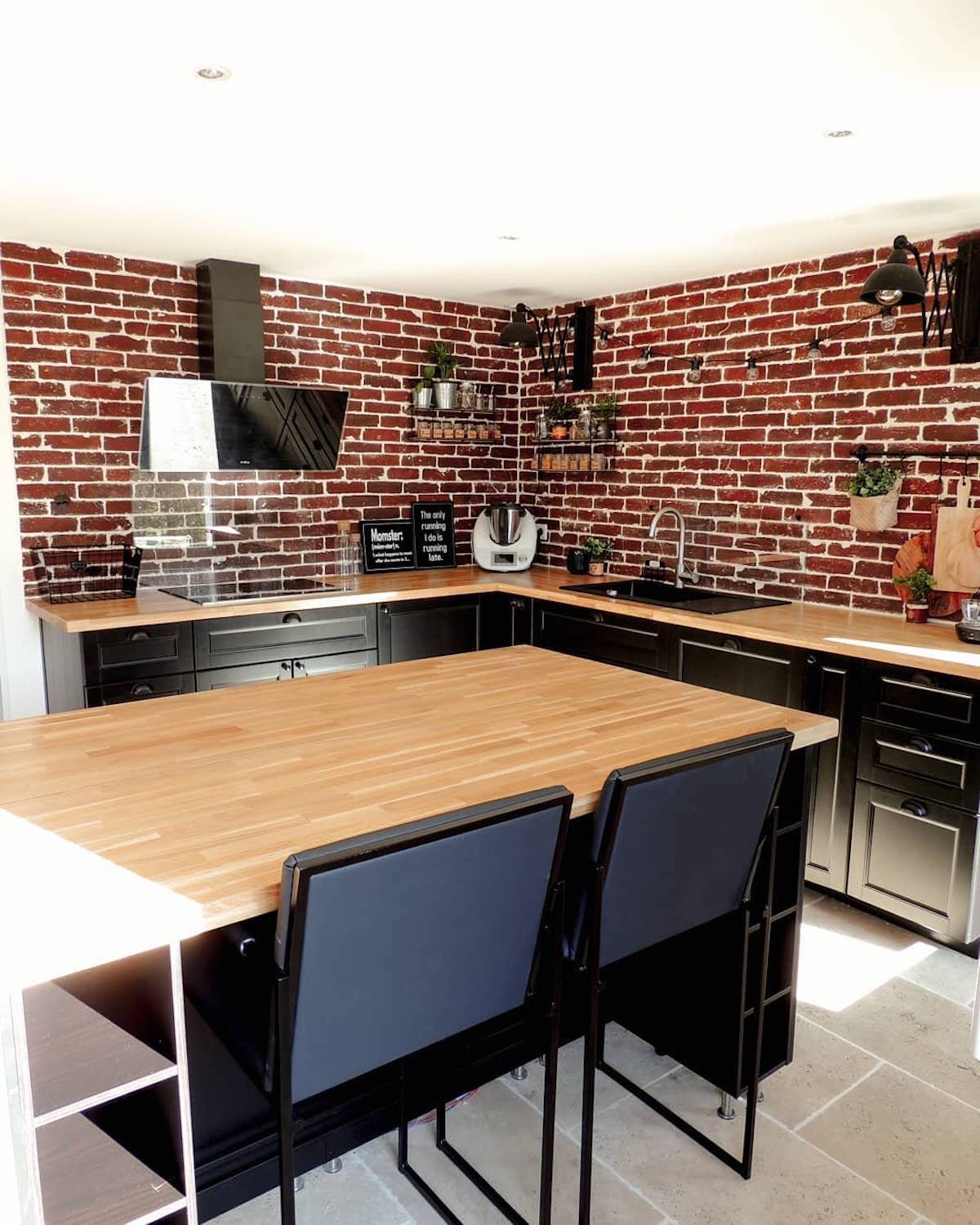 cuisine îlot style industriel mur de briques rouge Loisel Industry - clematc