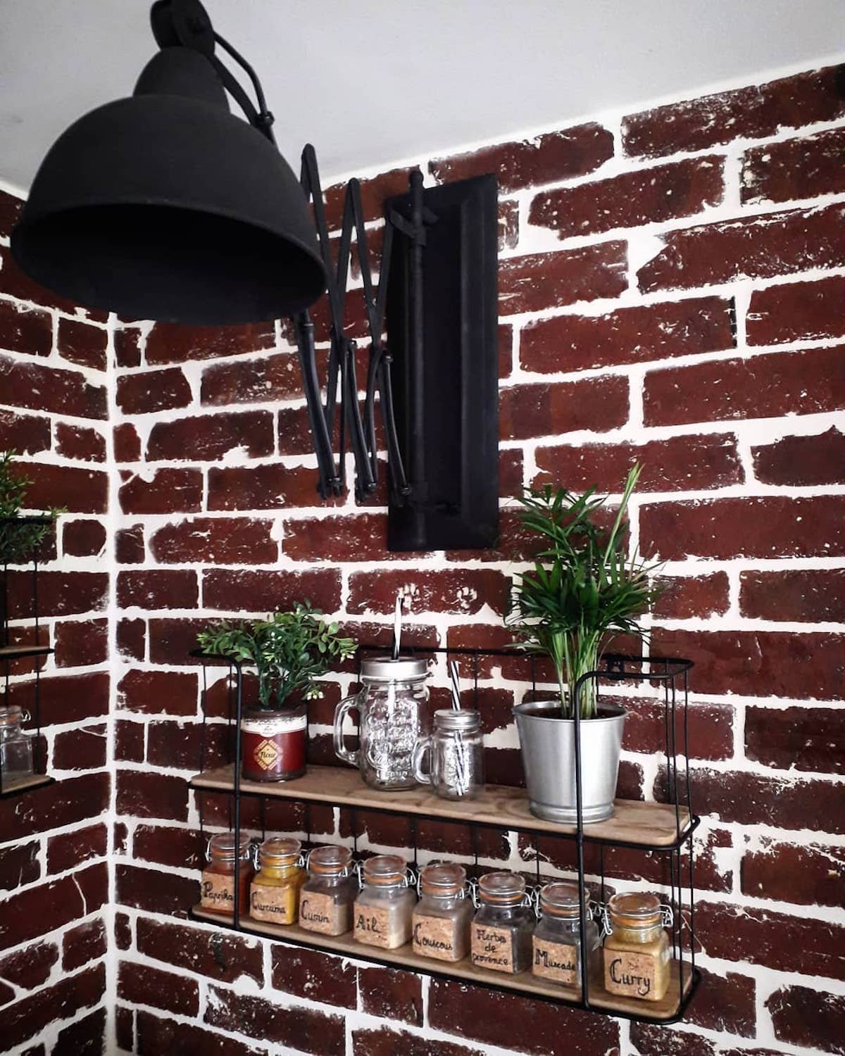 déco industrielle tendance mur de briques rouge applique murale métal noir - clematc