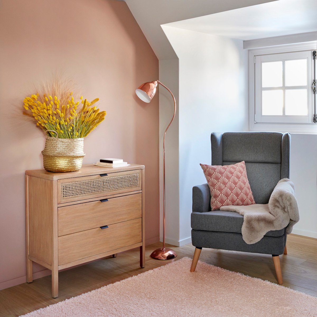 coin lecture chambre fauteuil gris peinture rose commode cannage moderne