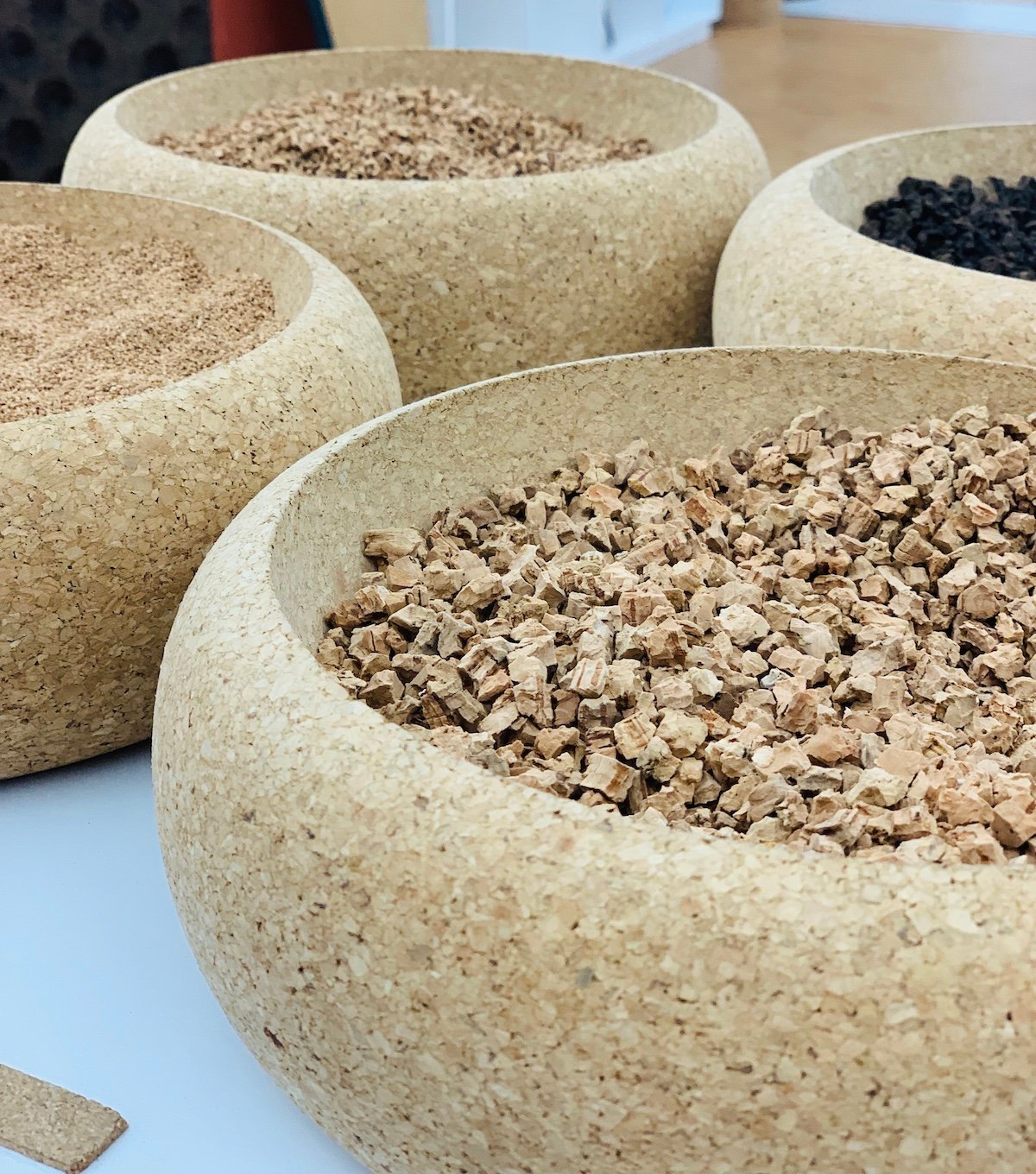 écorce chêne liège transformé en granule de différentes tailles usine amorim - blog déco - clematc