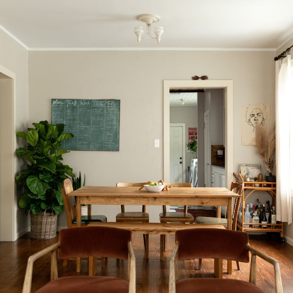 salle à manger table bois rustique chaise velours tableau vert blog déco