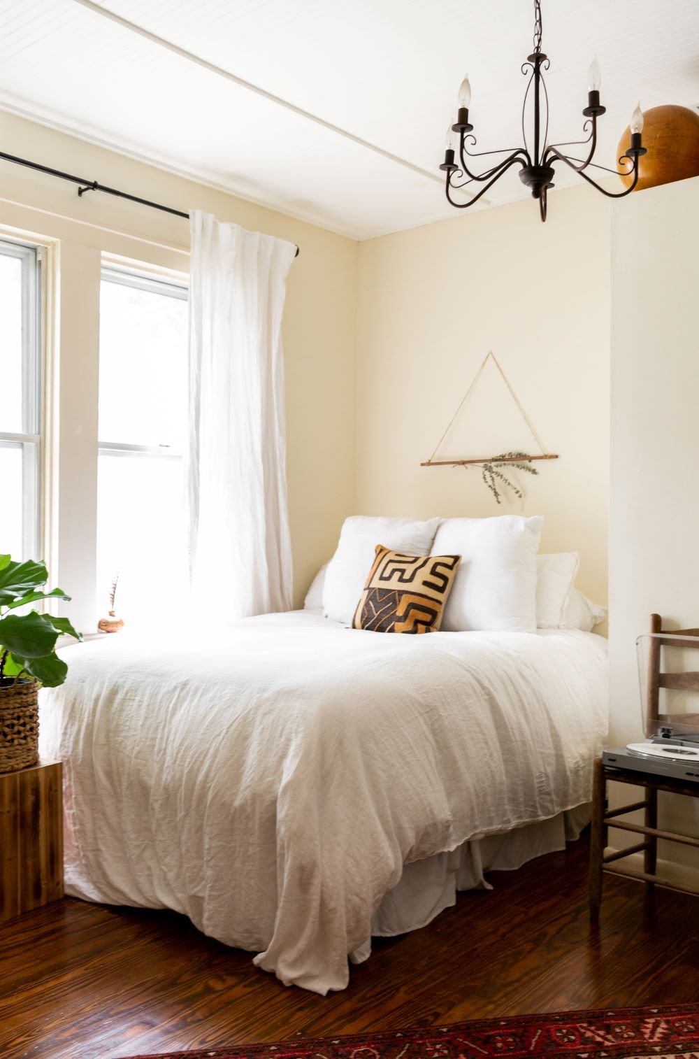 chambre lit blanc parquet bois lustre arabesque noir