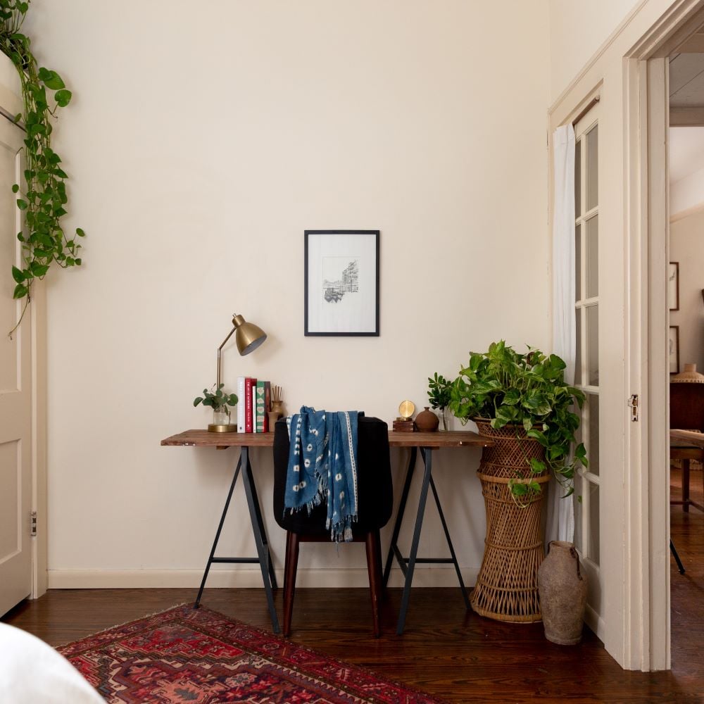 bureau parquet bois naturel déco minimaliste plante verte