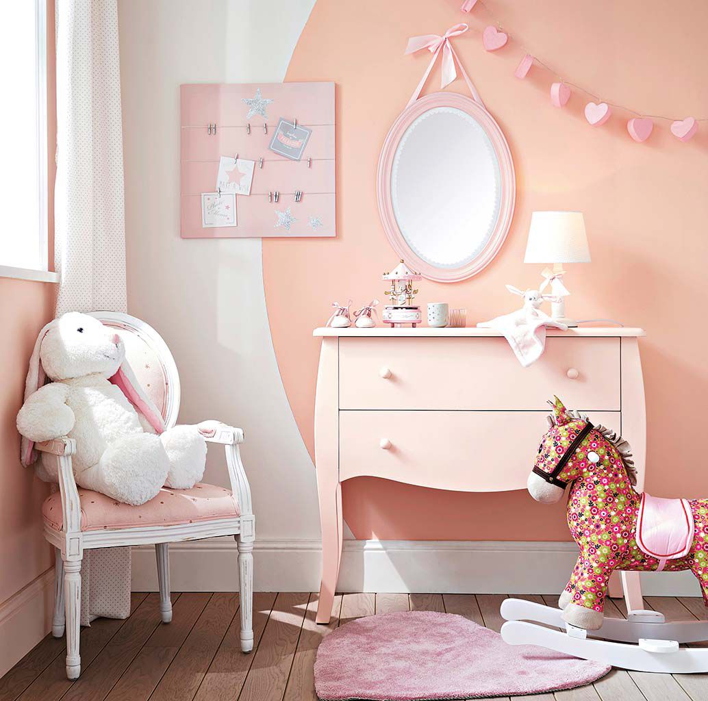 chambre enfant cheval à bascule rose fleuri idée déco clem around the corner