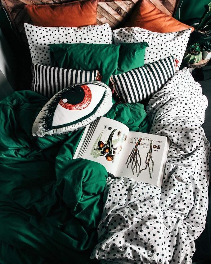 chambre originale colorée lit vert blanc noir couette linge décoration éclectique
