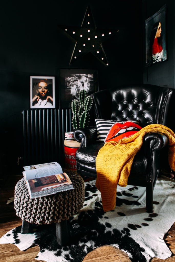 coin lecture appart gipsy parquet tapis fausse fourrure fauteuil en cuir tabouret tricot