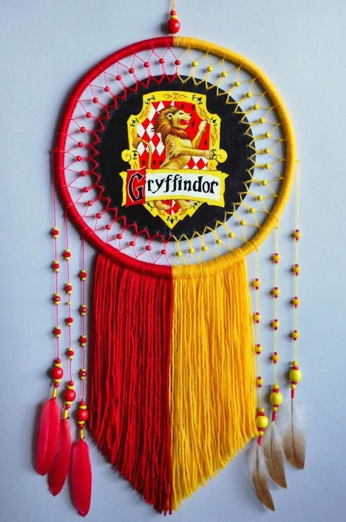 suspension murale rouge jaune griffondor lion - blog déco - clem around the corner
