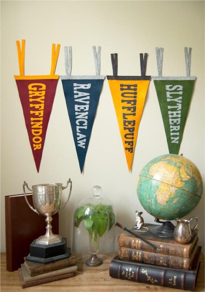 fanions maisons serdaigle bureau globe idée originale enfant adulte - blog déco - clem around the corner