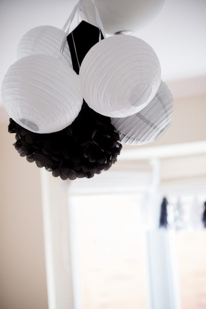 anniversaire thème star wars idée décoration simple lustre papier noir blanc - blog déco - clem around the corner