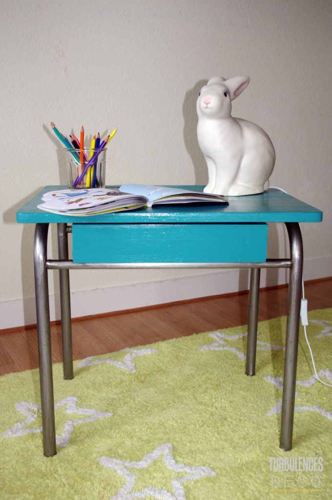 bureau écolier relooké turquoise lampe lapin tapis vert étoile chambre enfant - blog déco - clem around the corner