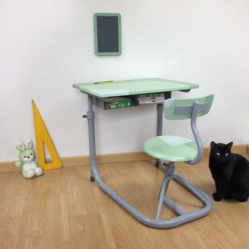 bureau écolier relooké vert mint menthe à l'eau chat noir chambre enfant vintage - blog déco - clem around the corner