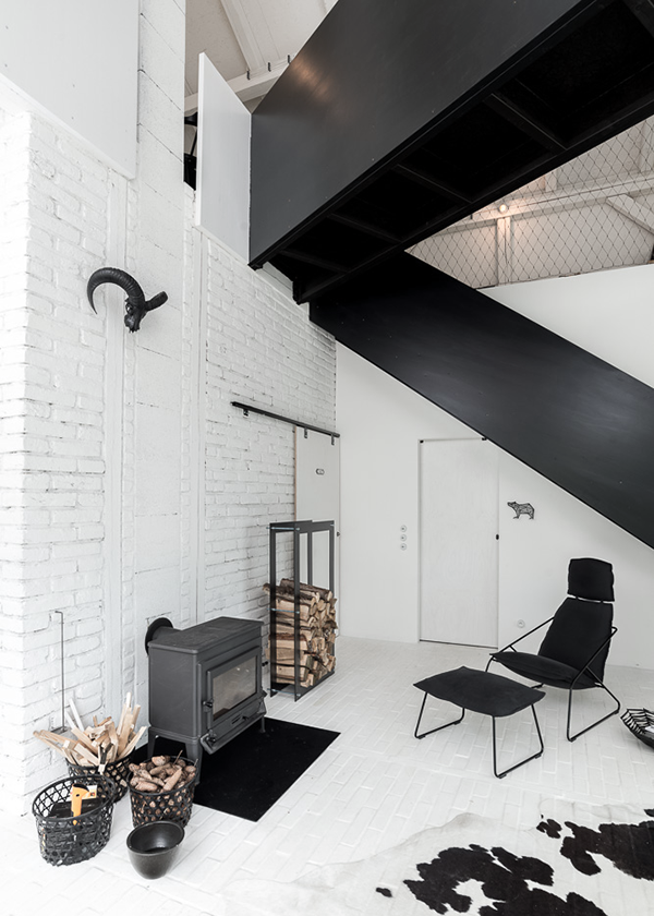 salon cosy chalet noir blanc grange rénovée aménagement loft