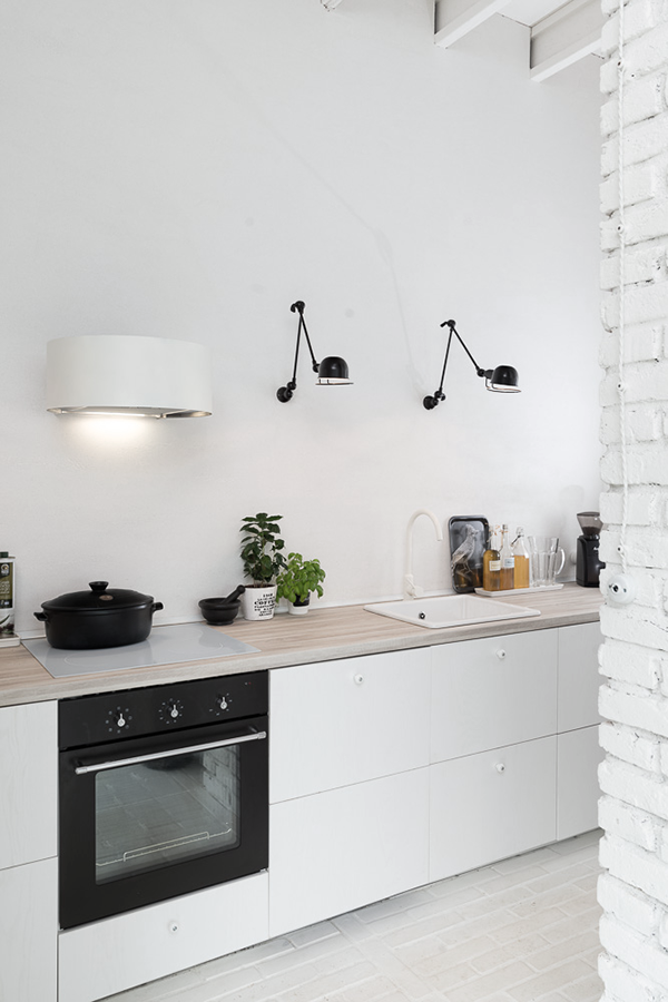 cuisine blanche noir grange rénovée aménagement loft