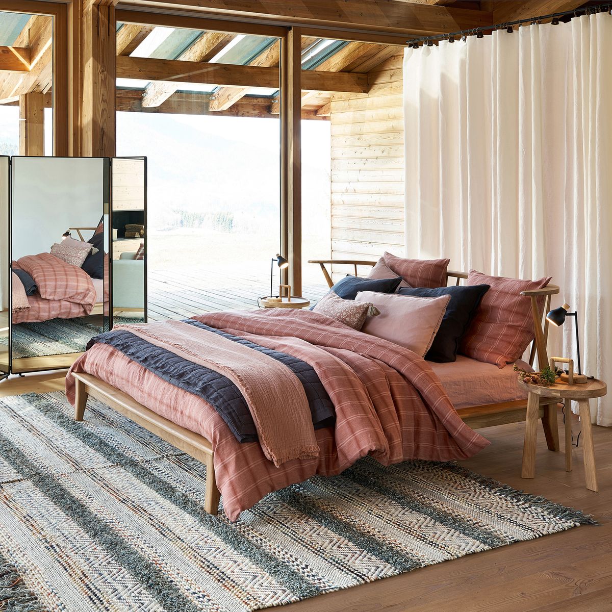 disposition coussin oreiller chambre ethnique bois rose chic velours lin - blog décoration clemaroundthecorner