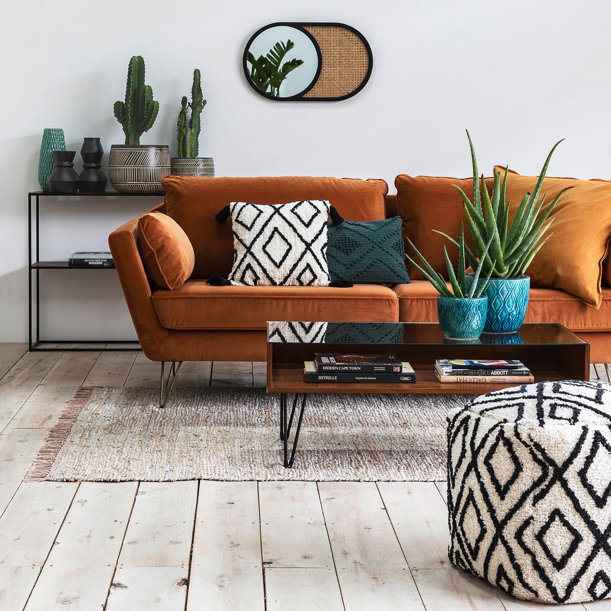 salon tendance bohème chic coussin brodé pompon ethnique canapé velours ocre jaune marron pied épingle design moderne