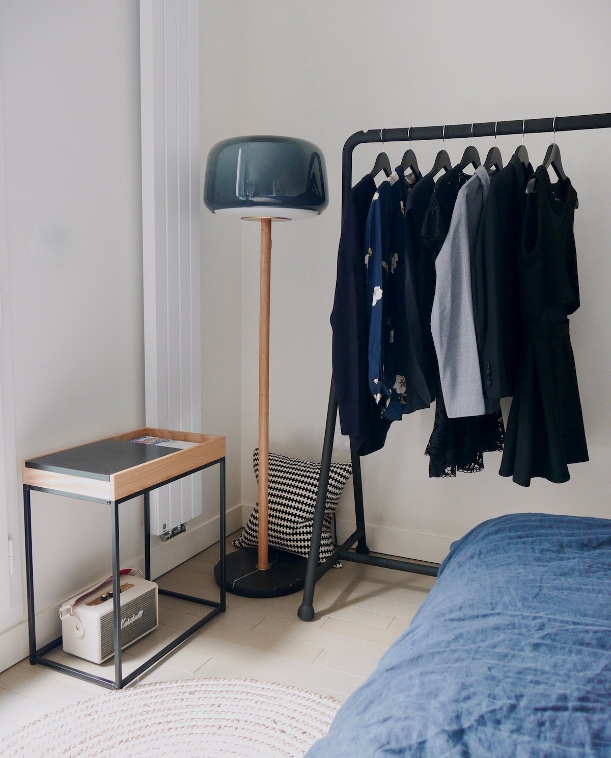 penderie ouverte robe meuble détail entrée design vide poche kave home tapis rond lampadaire design laiton chene marbre ikea design everal