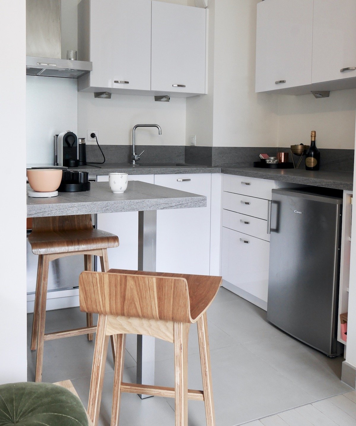 studio bien agencé kitchennette coin cuisine blanche plan de travail béton ciré