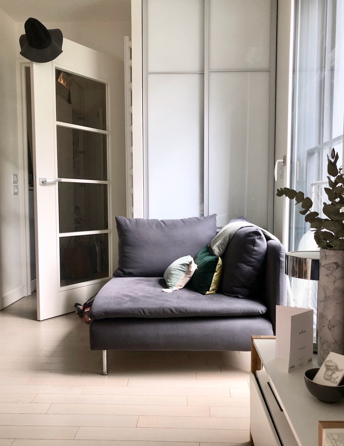 coin salon angle canapé design scandinave studio bien agencé - clematc