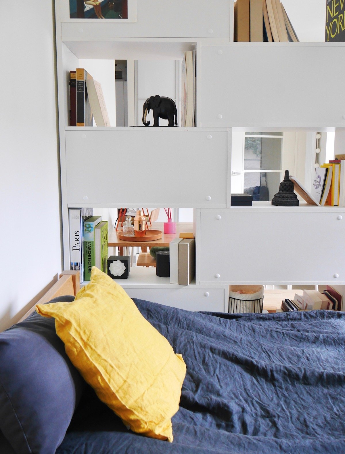 studio bien agencé bibliothèque cloison table de nuit - blog décoration intérieur - clem around the corner