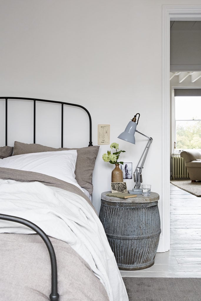 chambre parent table de nuit tonneau style industriel déco mélange moderne rustique