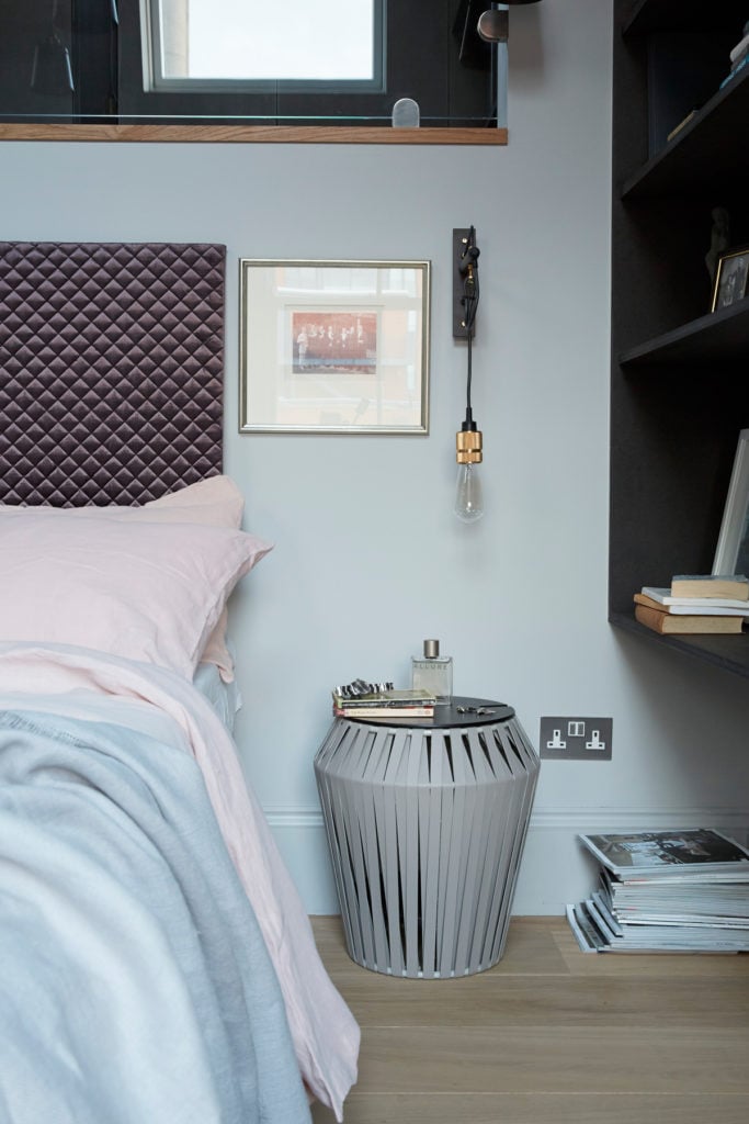 maison de ville à londres chambre table de chevet tête de lit - blog déco - clematc