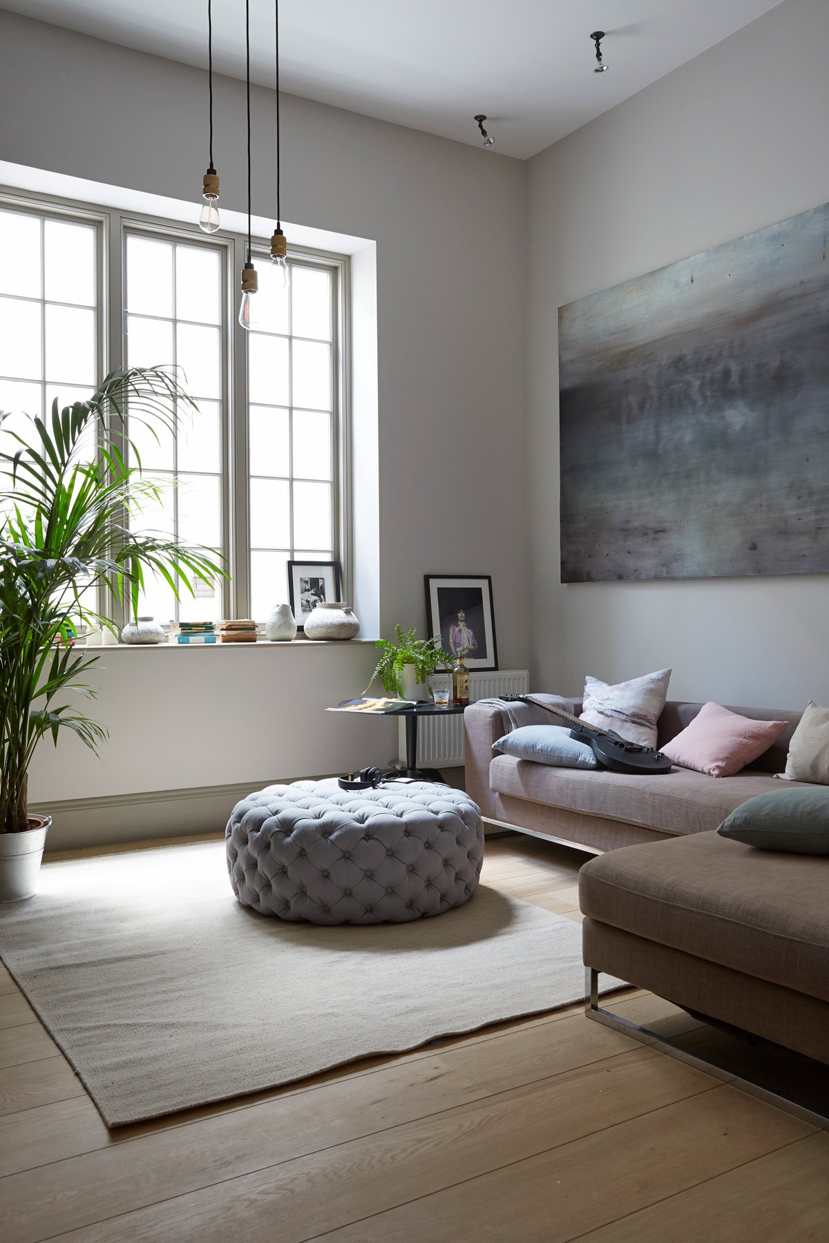 maison de ville à londres salon spacieux pouf matelassé - clemaroundthecorner