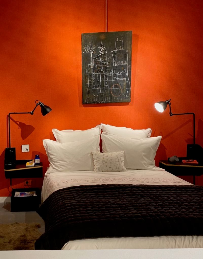 chambre parentale orange noire mur design Le Corbusier - clem around the corner