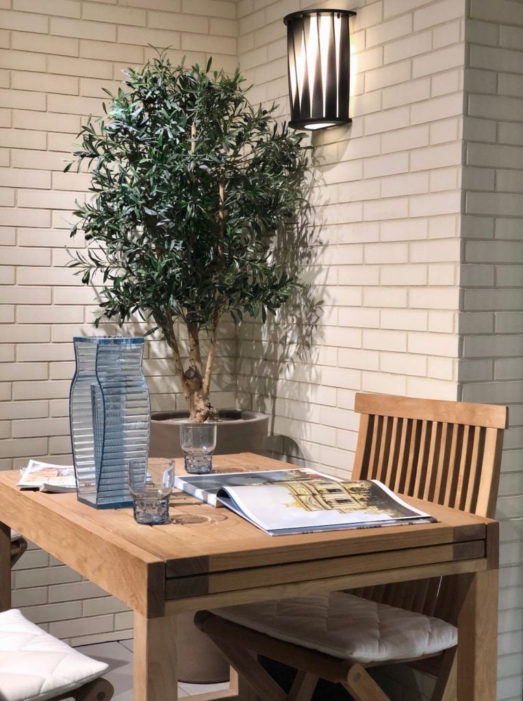 idée conseil aménagement petite terrasse carré olivier table teck