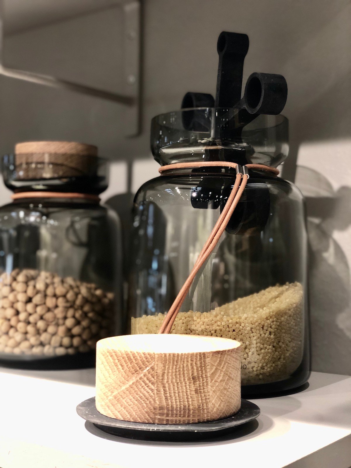 bocal bocaux cuisine verre lien cuir liège bois bouchon foncé design eva solo course vrac cuisine - clemaroundthecorner