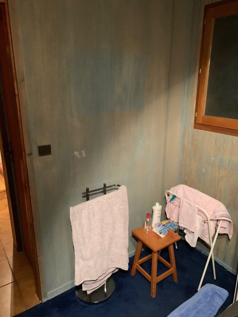 avant après rénovation salle de bain chalet moquette bleue mal agencé