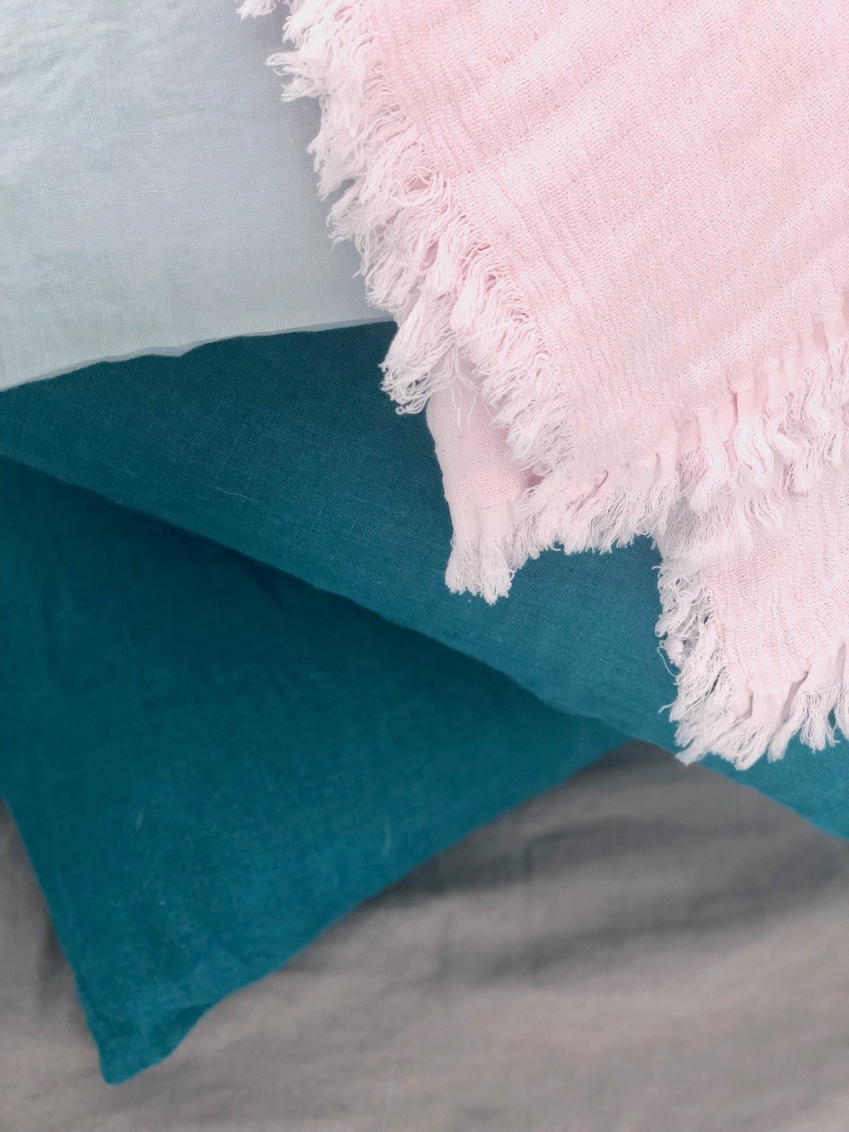 coloris lin lavé drap housse harmony plaid couleur poudre bleu céladon - blog déco - clem around the corner