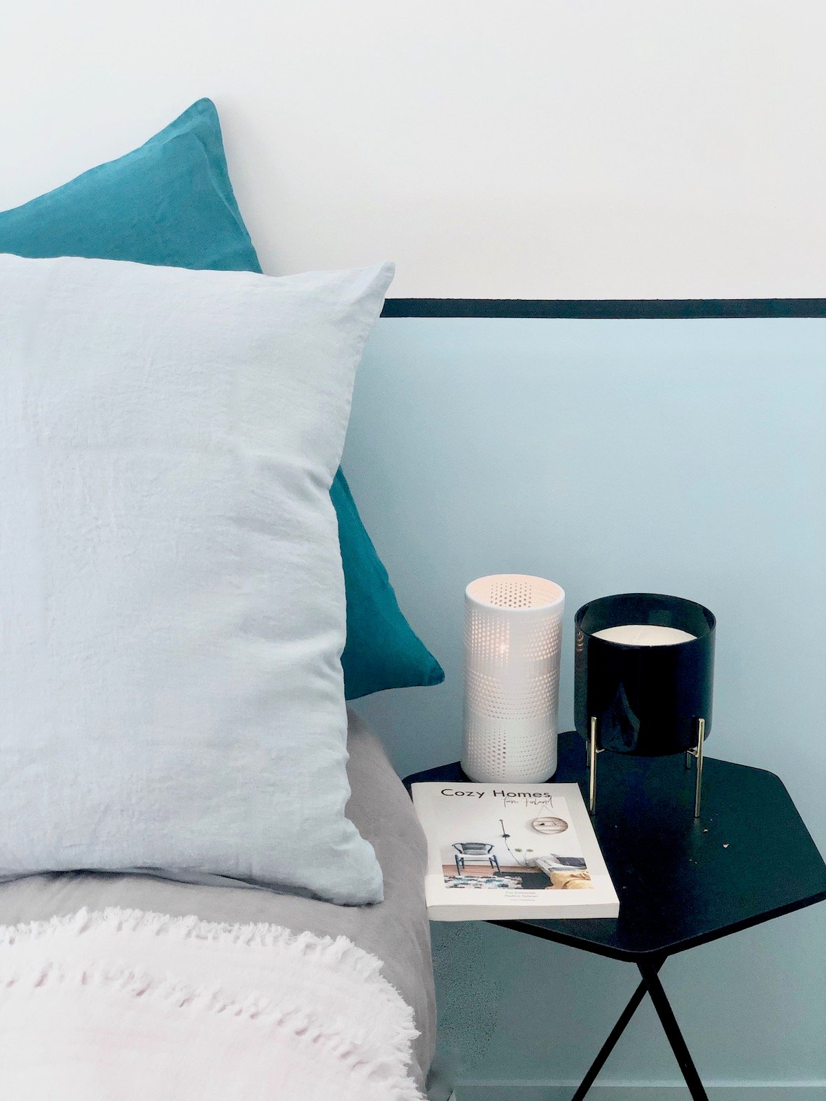 rentrée slow living chambre mur bleu liseret noir soubassement peinture tête de lit lin harmony drap avis