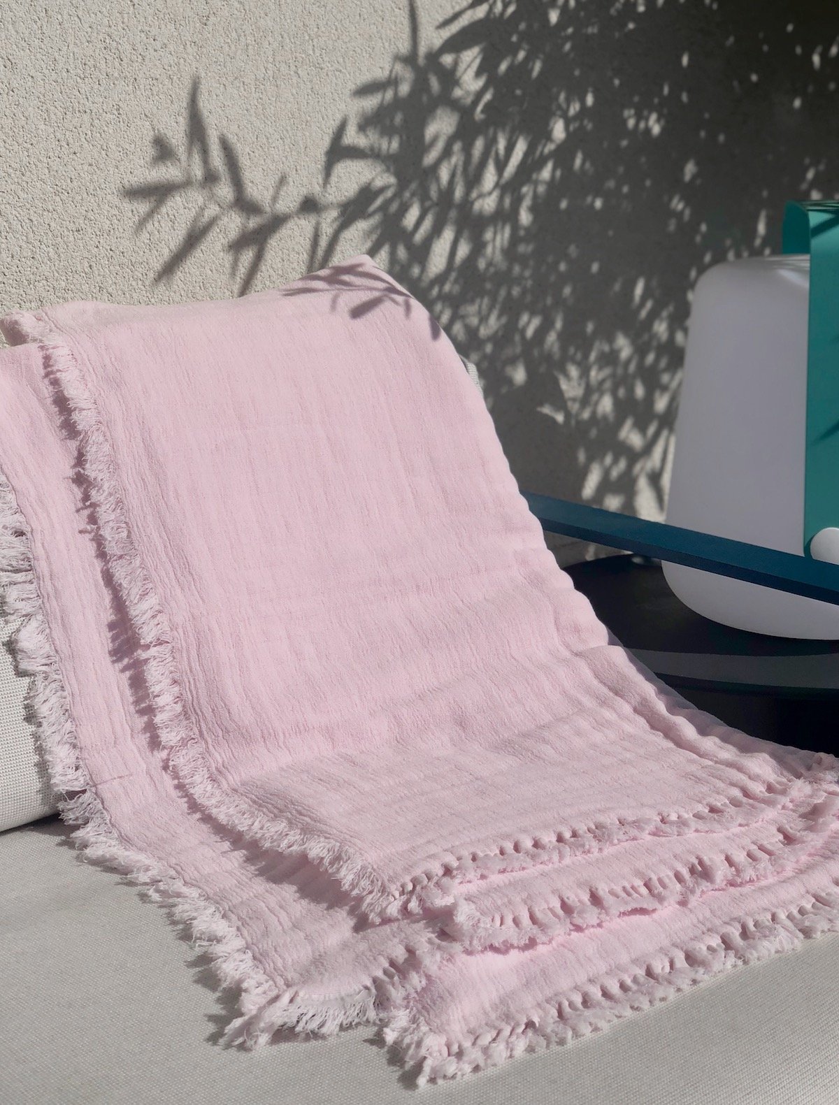 plaid coton lin lavé extérieur terrasse canapé design rose - blog décoration - clematc