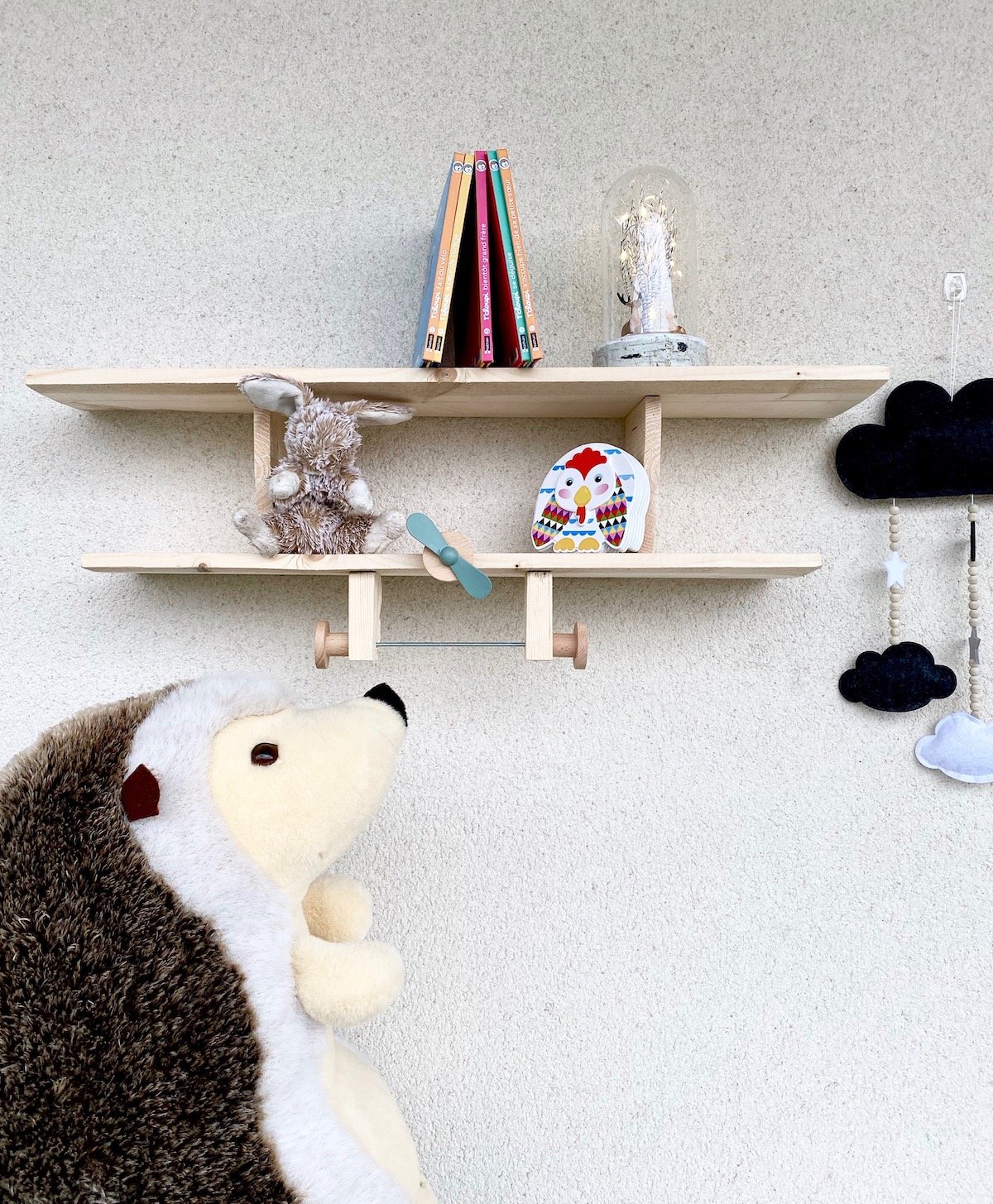 comment fabriquer une étagère en forme avion bois enfant design